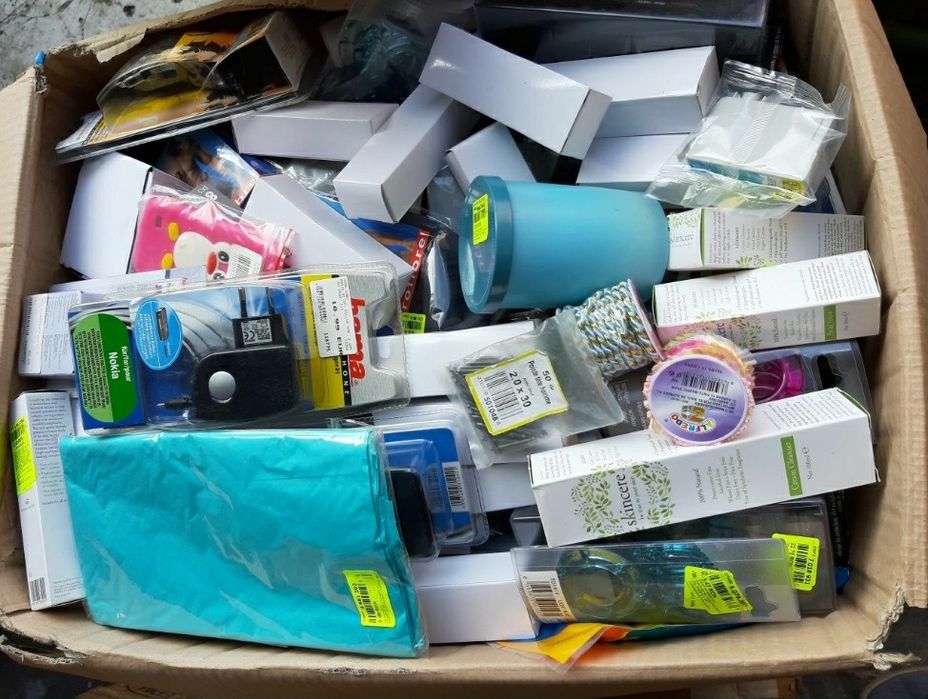 Cutii cu diferite produse -gen bazar