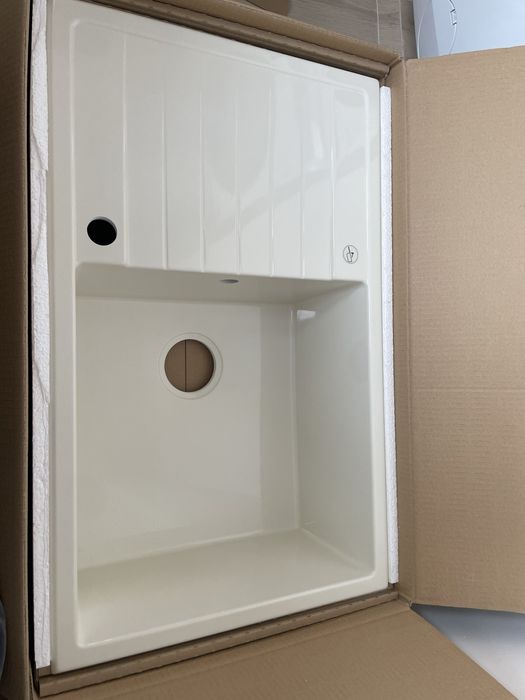 Бяла FAT мивка с десен плот и смесител