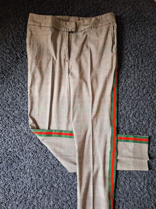 Спортно елегантен костюм напомнящ Gucci