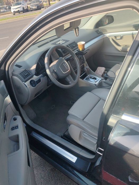 Vând urgent Audi A4, automat, interior piele gri, benzină