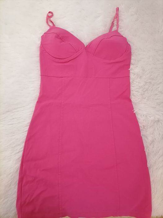 Розова рокля с вградени подплънки