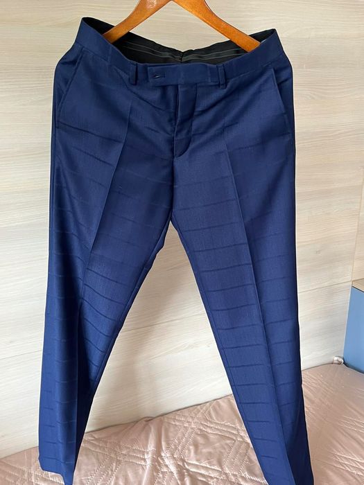 ANDREWS - Тъмносин костюм на райета.