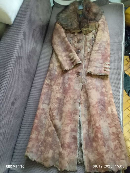 Продавам елегантно дълго зимно палто от еко кожа – отлично състояние!