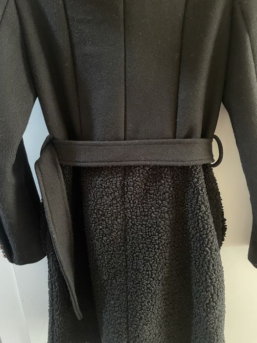 Черно палто със златни копчета и колан