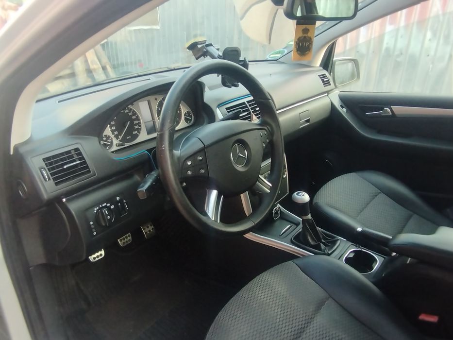 Vând Mercedes B200