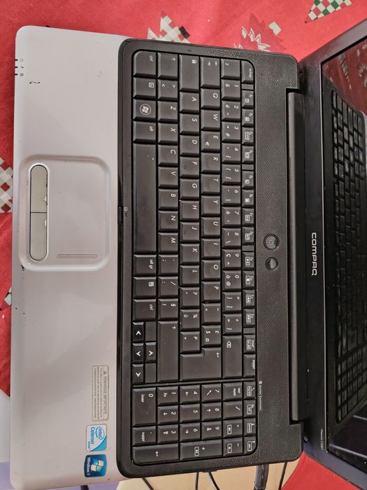 Laptop Compaq negru cu gri