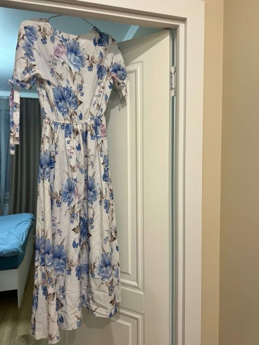 Продам летнее платье в цветочек.