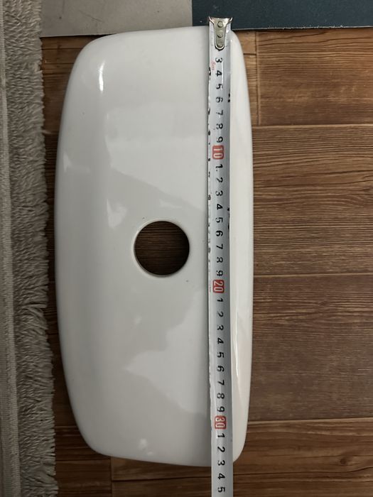 Крышка от бочка унитаза