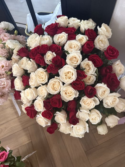 Цветы  свежие вчера покупали