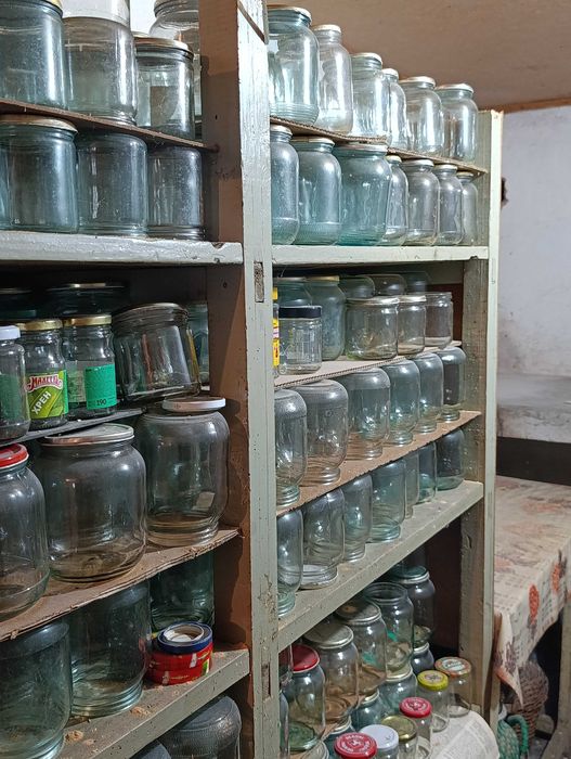 Продавам буркани омния