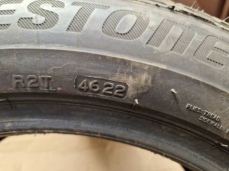 2 Bridgestone R17 225/55
летни гуми 
DOT4622