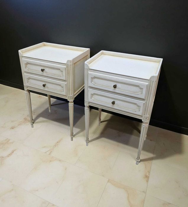 Два броя елегантни винтидж нощни шкафчета масив