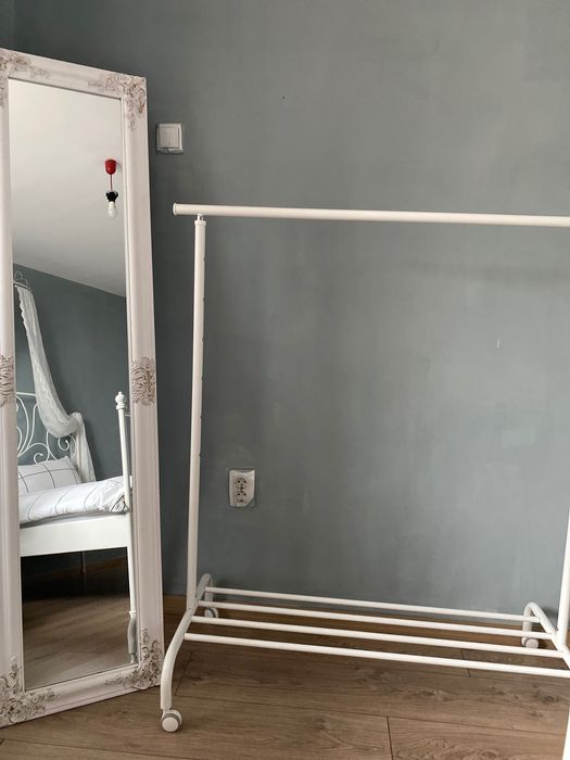 Поставка за закачане на дрехи