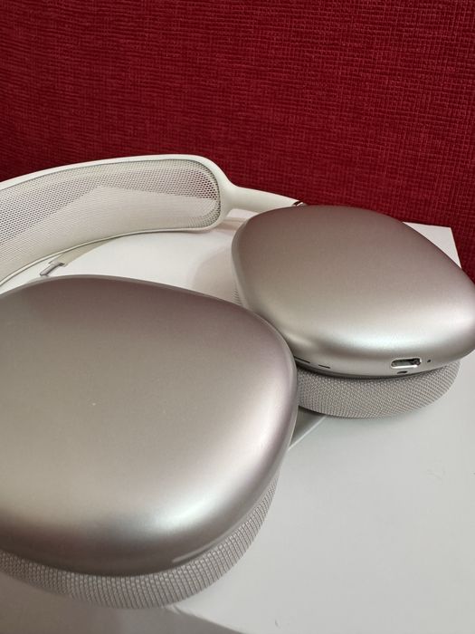 Apple AirPods Max starlight