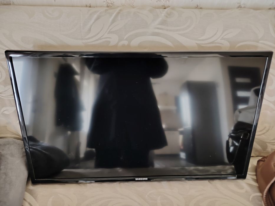 TV Samsung  81 cm cu suport de perete