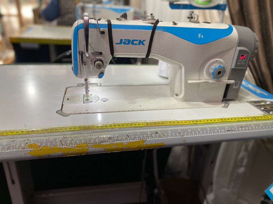 Продам швейную машинку