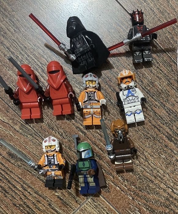 3 minifigurine si 2 seturi Lego