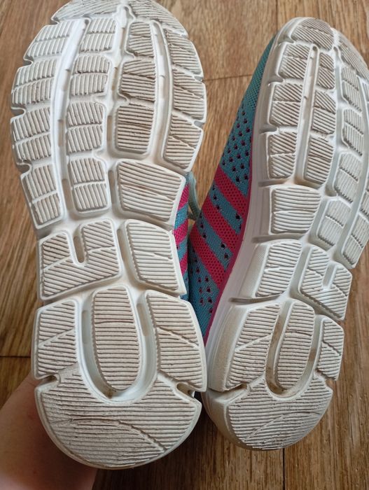 Продаются летние кроссовки