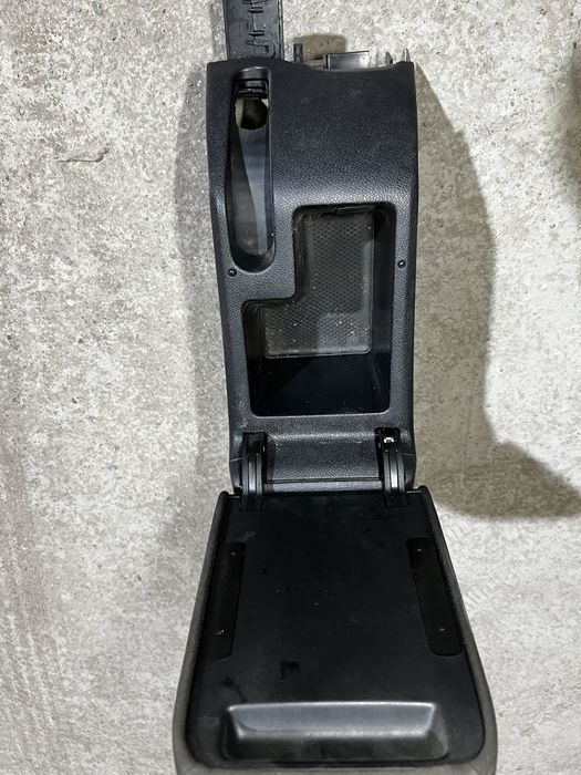 Подлокотник на Фольсваген Гольф 6