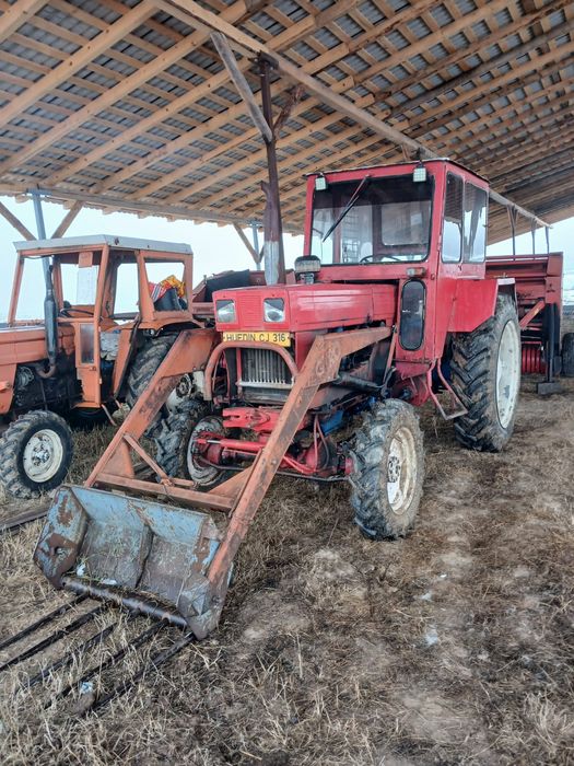 Vând tractor u 651 cu încărcător frontal