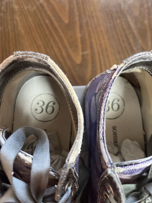 Лилави кожени кецове с пеперуди