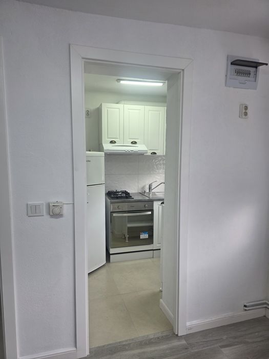 Inchiriez garsoniera parter la curte