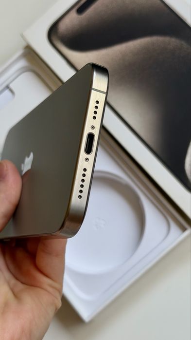 Продам iphone 15 pro max 256 gigov в отличном состояние покупал Macbro