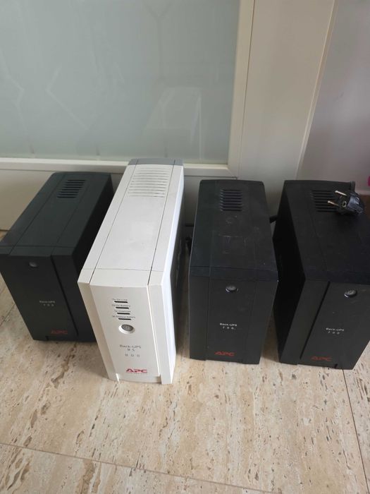 4 UPS-uri APC Schneider defecte pentru piese