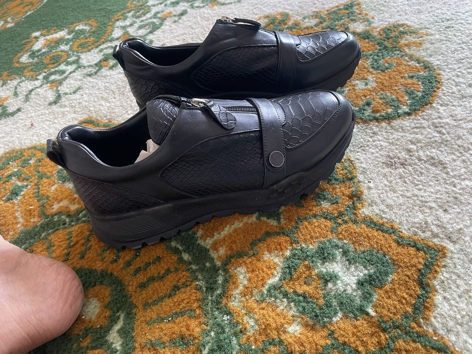 Продам кожанные кроссовки 40-43 размер
