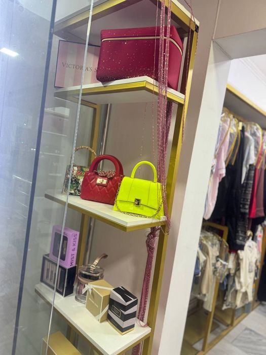 Лофт услубида магазин мебеллари сотилади