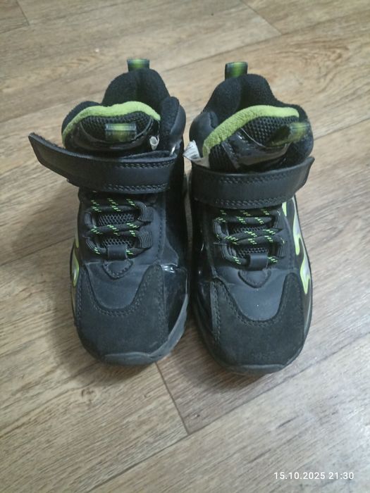 Обувь детская 26 размер на 3-4 годика