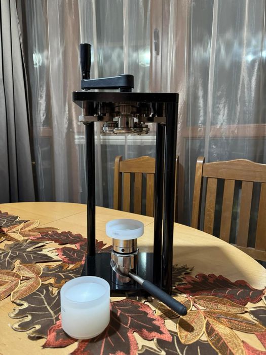 Машина за затваряне на алуминиеви кенове