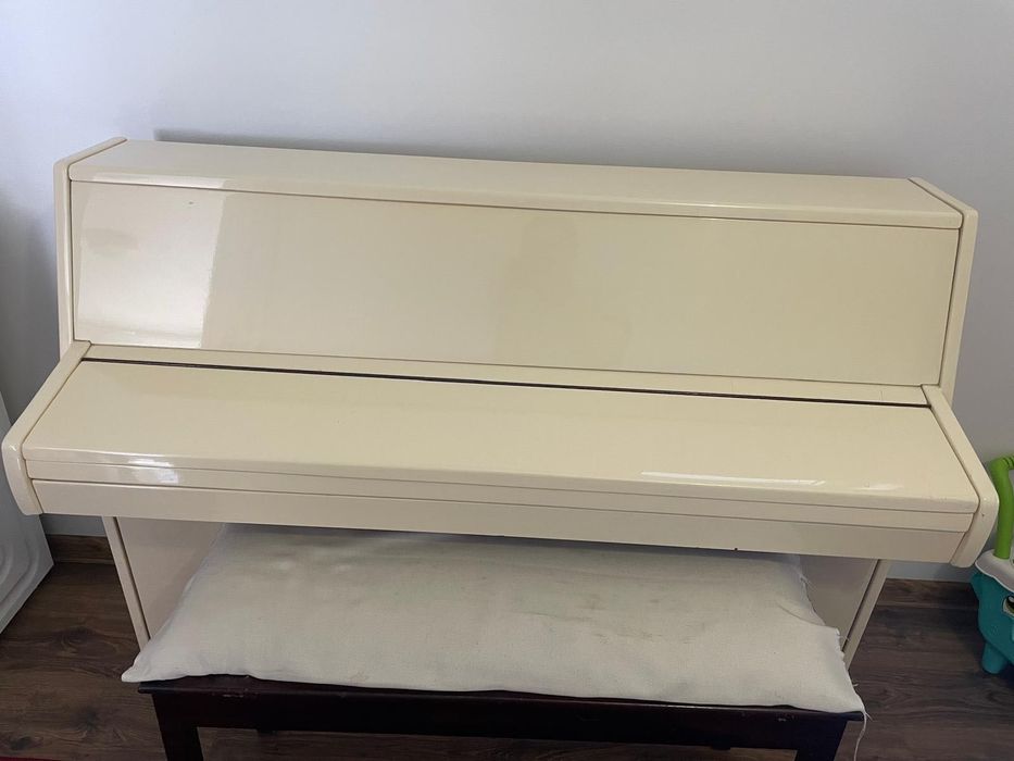 Vând pianine aduse din Anglia