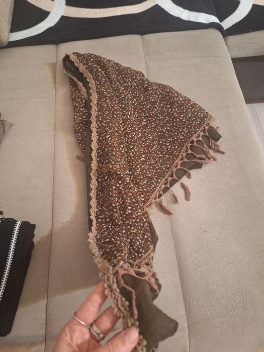 2 Eșarfe,în stare foarte bună