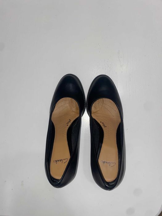 Дамски обувки - черни токчета Clarks