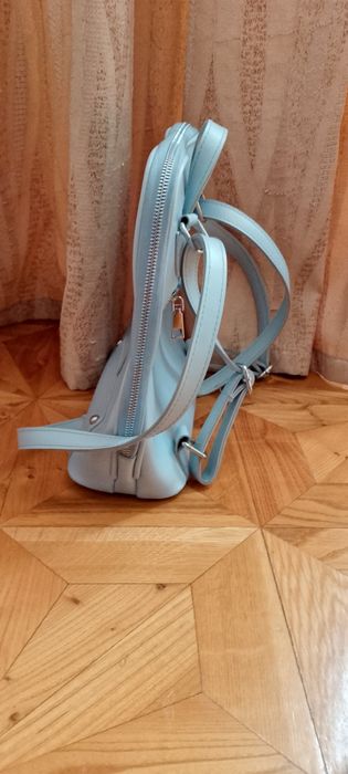 Кожаный голубой рюкзак.