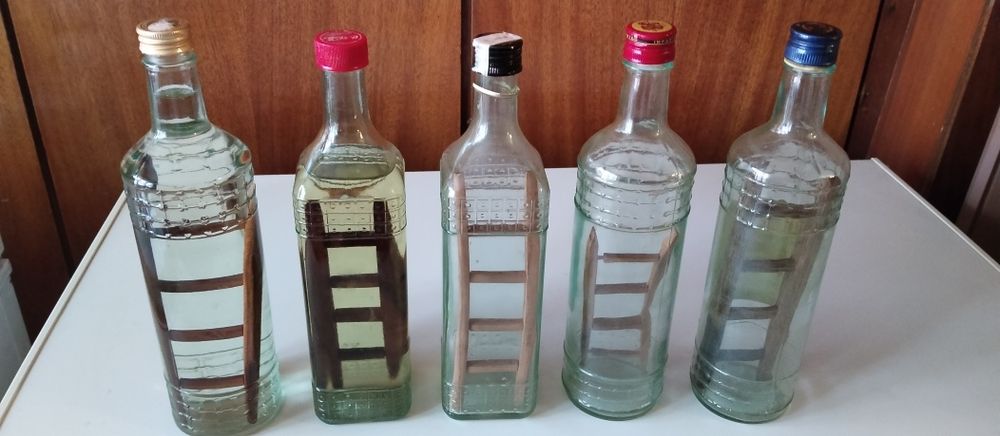 5 стъклени бутилки 0.7л със дървена стълба в тях