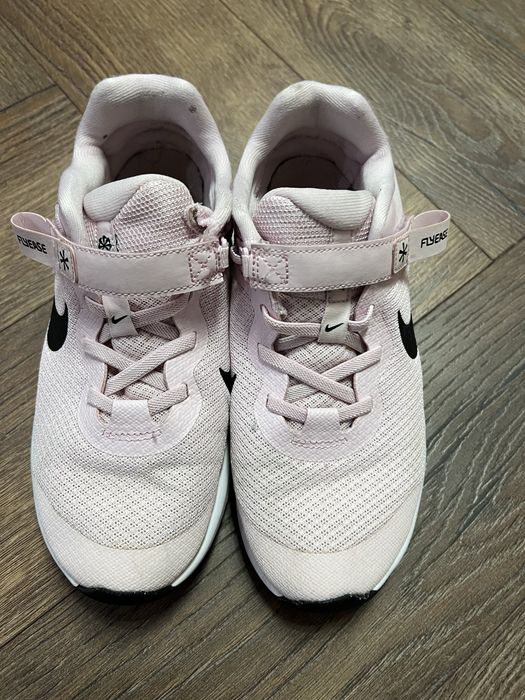 Маратонки Nike.