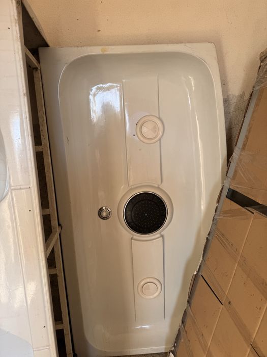 Cada cu duş de sticl