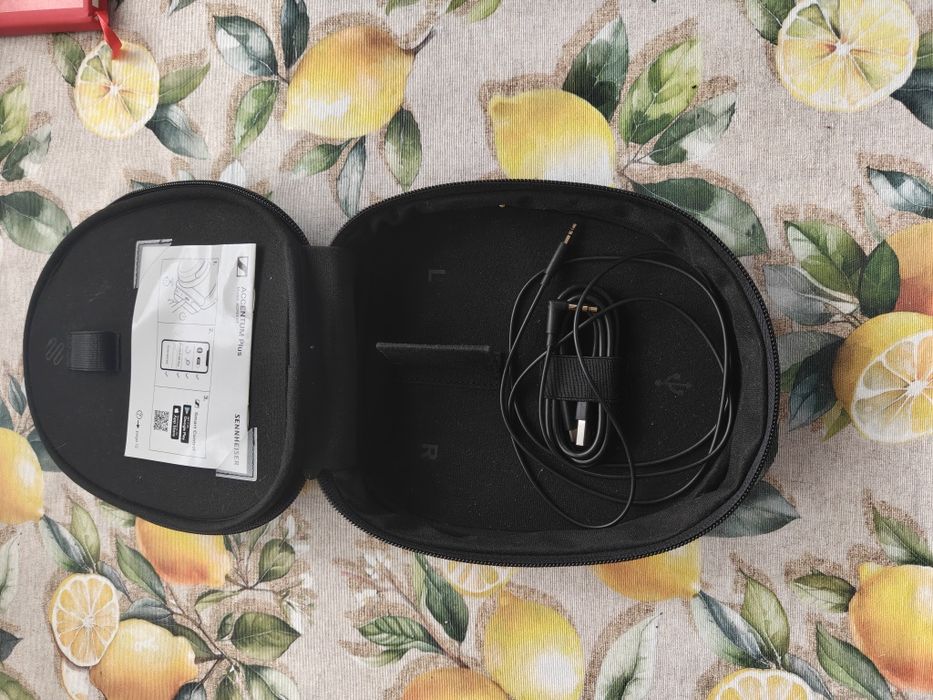 Senhheiser acentum plus отлично състояние