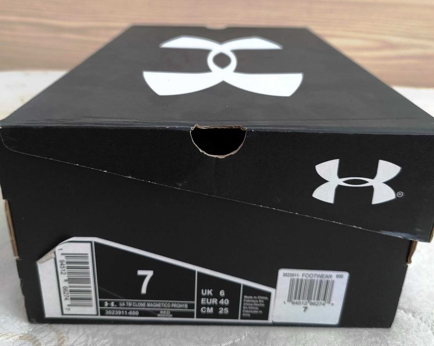 Футболни обувки бутонки Under Armour FORMTRUE; футболни кори BULLDOZER