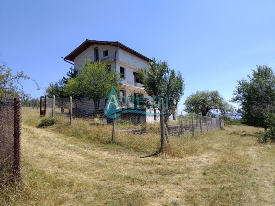 Масивна къща 144м2 с двор 600м2 и гараж 33м2 в с.Подгумер,