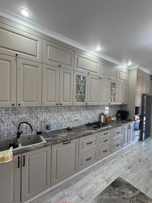 Кухонный гарнитур, Кухня для большого помещения длина 5,55 м.