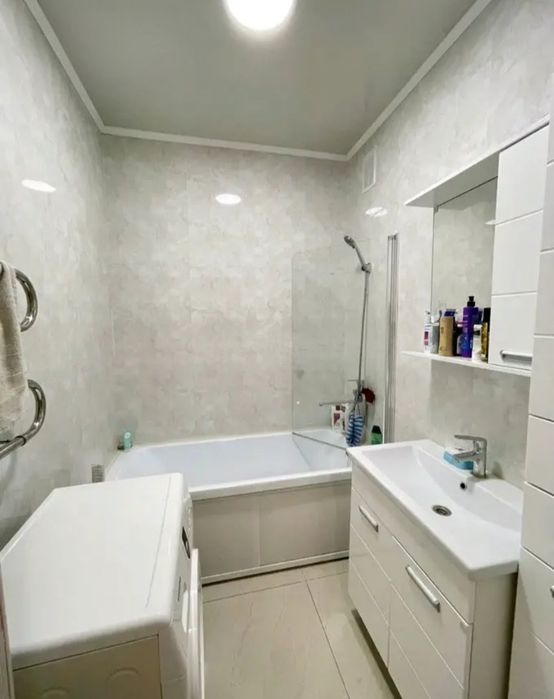 Продается 2 х ком кв Абылайхана 1г