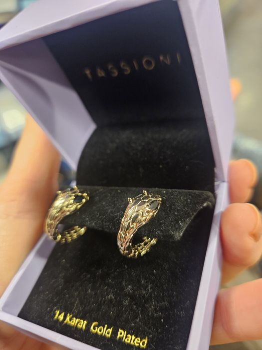 Златисти обеци змии – стилни и ефектни