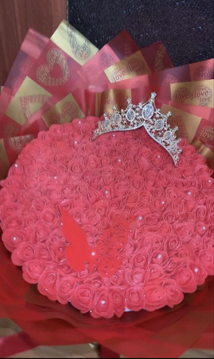 Buchet 101 trandafiri spuma cu coronita