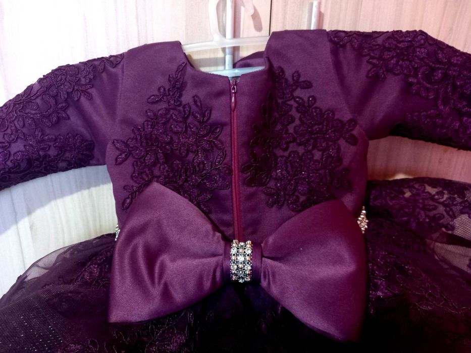 Бутикова рокля за момиченце на годинка в актуален за сезона цвят.