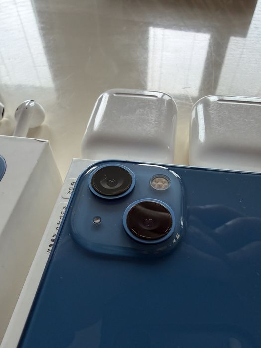 iPhone 13 + AirPods 1 + оригинални зарядно и кабел