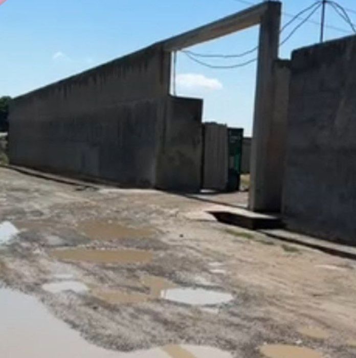 Продаётся 1 га производственная база.