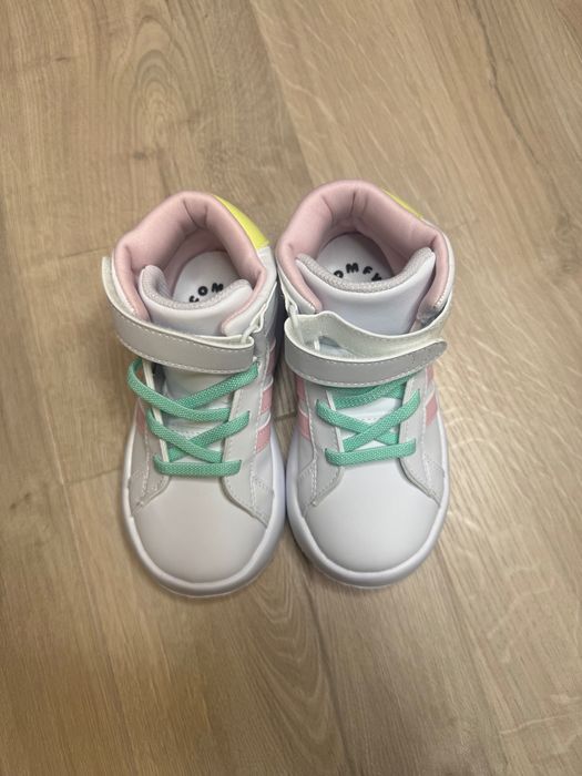 Спортни обувки за момиче Adidas